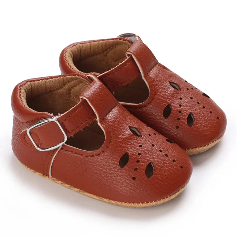 Introduce your little one to the world of fashion with our Little Leaf Baby Shoes. This exquisite collection features multiple colors and sizes, perfect for newborns up to 18 months old. Choose from a variety of shades such as blue, black, beige, and gold, all designed to add a touch of cuteness to your baby's wardrobe.