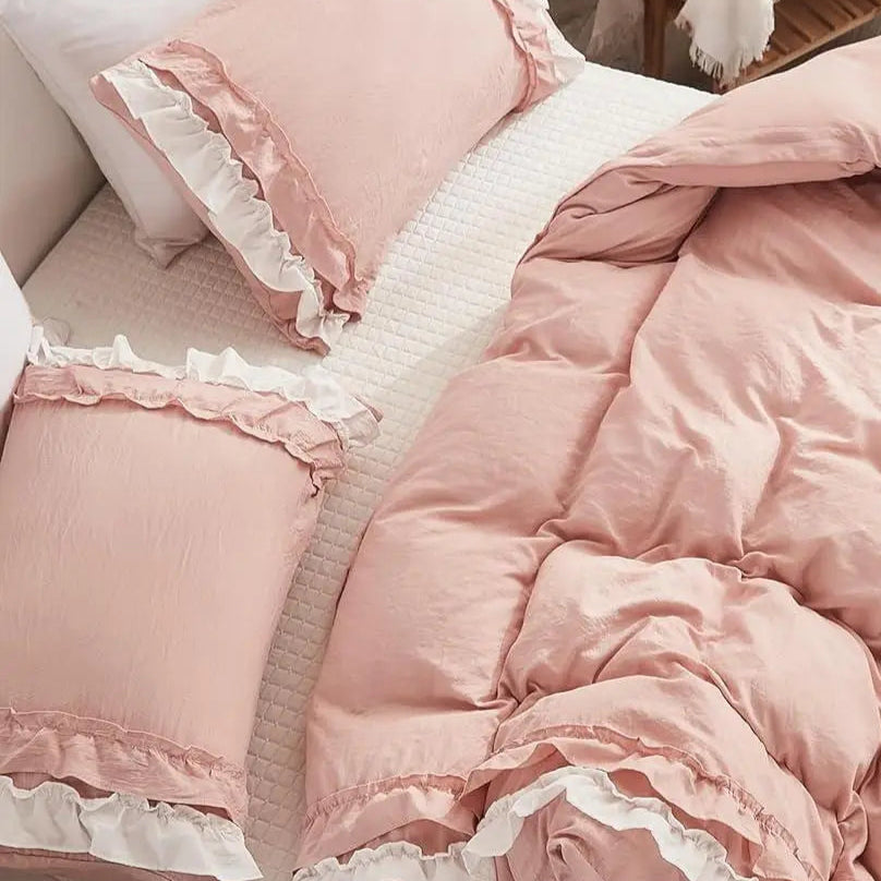 This ruffled duvet cover has a two-layer design with pleated fringes, giving it a cute, elegant, and chic look. It's perfect for adding a touch of romantic French country style to your child or teenager's bedroom.