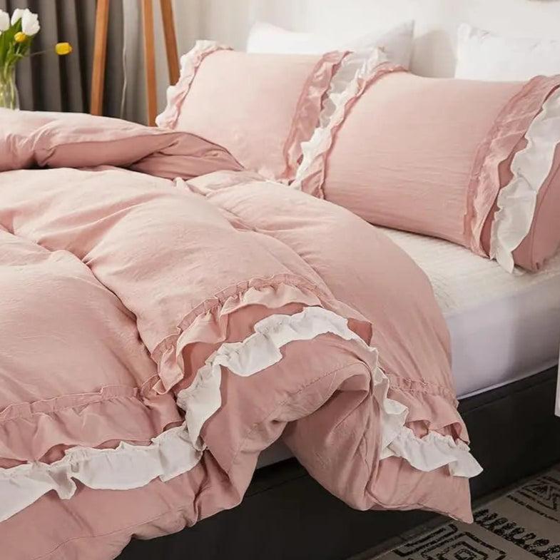 This ruffled duvet cover has a two-layer design with pleated fringes, giving it a cute, elegant, and chic look. It's perfect for adding a touch of romantic French country style to your child or teenager's bedroom.