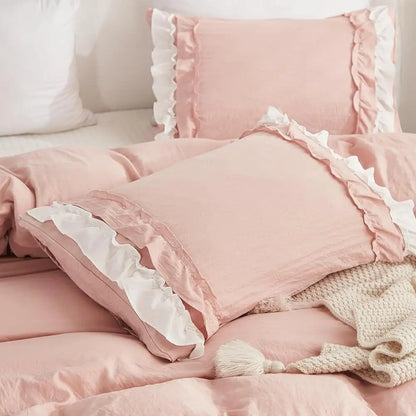 This ruffled duvet cover has a two-layer design with pleated fringes, giving it a cute, elegant, and chic look. It's perfect for adding a touch of romantic French country style to your child or teenager's bedroom.