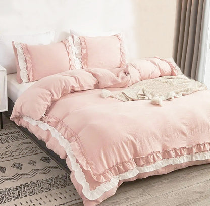 This ruffled duvet cover has a two-layer design with pleated fringes, giving it a cute, elegant, and chic look. It's perfect for adding a touch of romantic French country style to your child or teenager's bedroom.