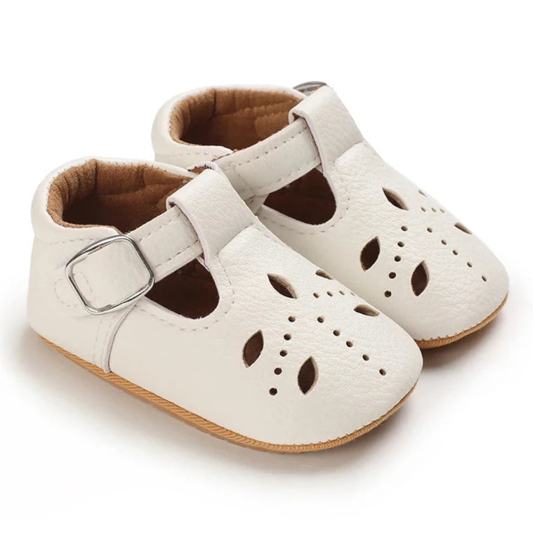 Introduce your little one to the world of fashion with our Little Leaf Baby Shoes. This exquisite collection features multiple colors and sizes, perfect for newborns up to 18 months old. Choose from a variety of shades such as blue, black, beige, and gold, all designed to add a touch of cuteness to your baby's wardrobe.