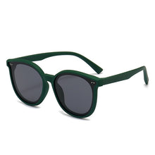 Load image into Gallery viewer, Cool green polarized sunglasses for you kid age 3 to 9 years. These kids sunglasses come in orange, green, blue, black and grey.

