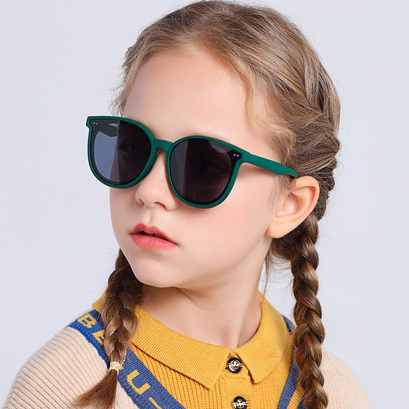 Cool green polarized sunglasses for you kid age 3 to 9 years. These kids sunglasses come in orange, green, blue, black and grey.