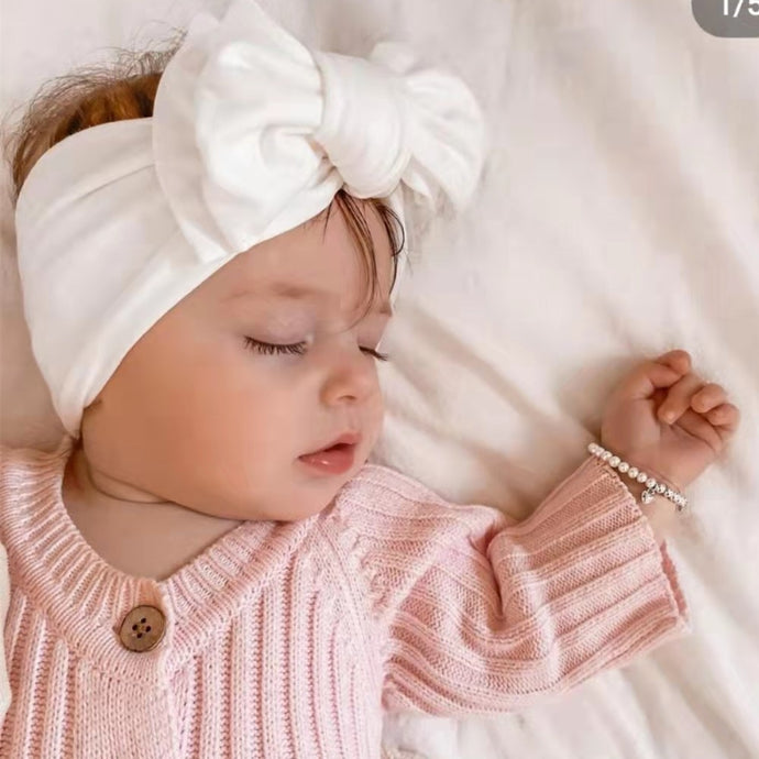 Sweet white bow knot head wrap for your 6 month to 3-year-old little girls. This baby and toddler headband comes in white, pink, amethyst, yellow, brown, green, blue and grey. Material: Cotton Blends. Size: 6.69 x 3.5 cm (17cm x 9cm).