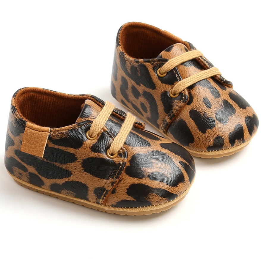 Rubber sole anti-slip first walkers leather leopard shoes for baby and toddlers age Infant Newborn to 18 months.